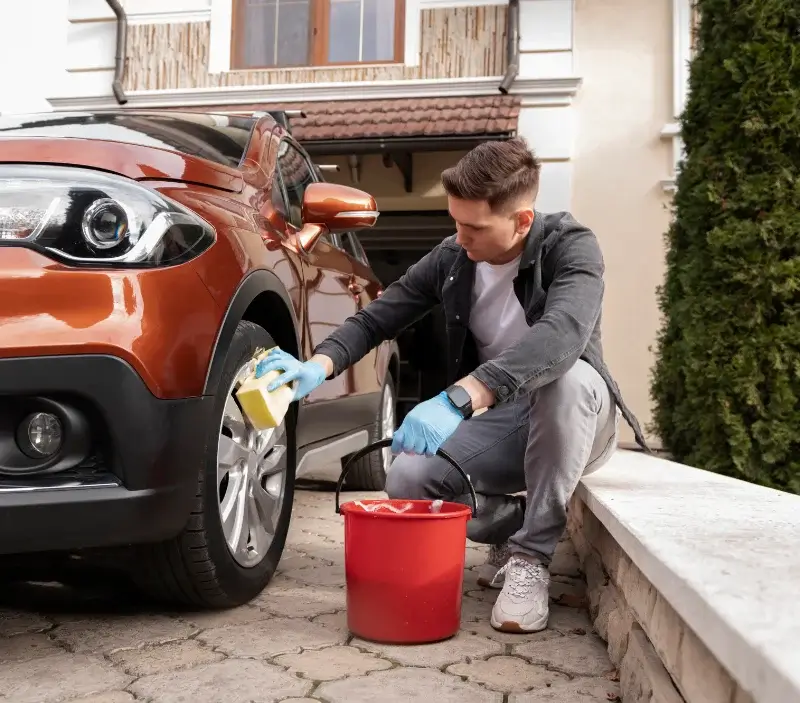 Lavage auto à domicile La Pesse : professionnel intervenant sur un véhicule
